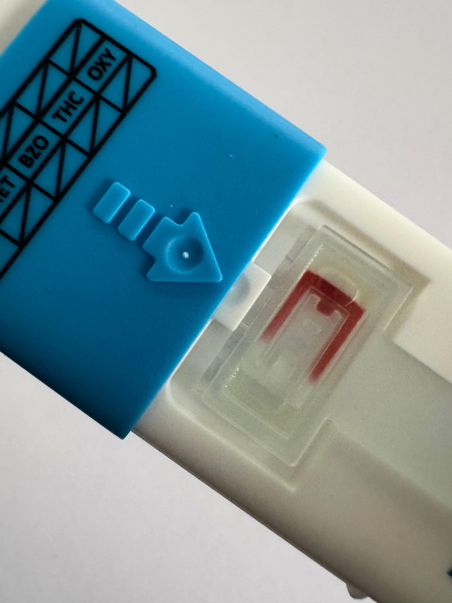Saliva indicator showing adequate saliva collection on DrugCheckExpress Saliva Tracer 7 oral test kit